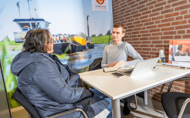 maatschappelijk werker biedt hulp in bibliotheek Dieren