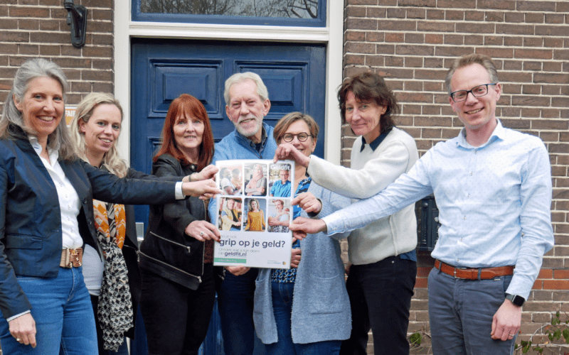 Wethouder Gea Hofstede (links) lanceerde Geldfit donderdag samen met partners van Incluzio, Humanitas en SchuldHulpMaatje.