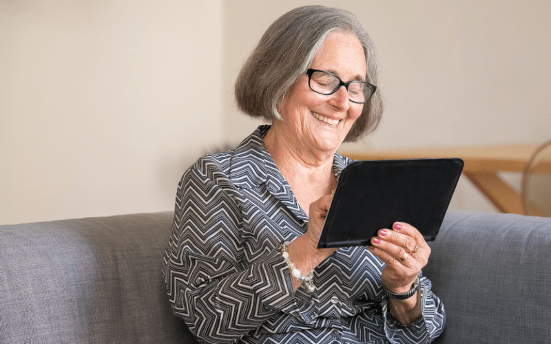 Vrouw tablet online lach
