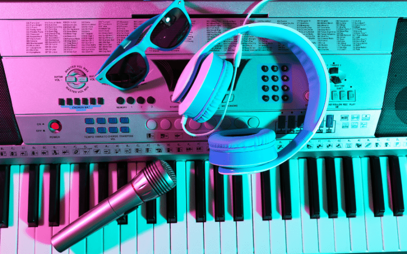 koptelefoon microfoon synthesizer zonnebril