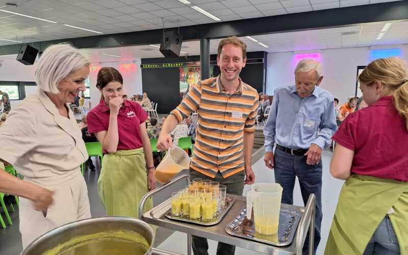 Incluzio en Vrijwilligerspunt Rheden helpen soep inschenken tijdens de lunch