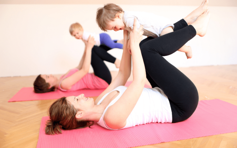 moeders beoefenen yoga samen met hun baby