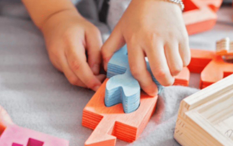 kinderhanden spelen met gekleurde blokjes